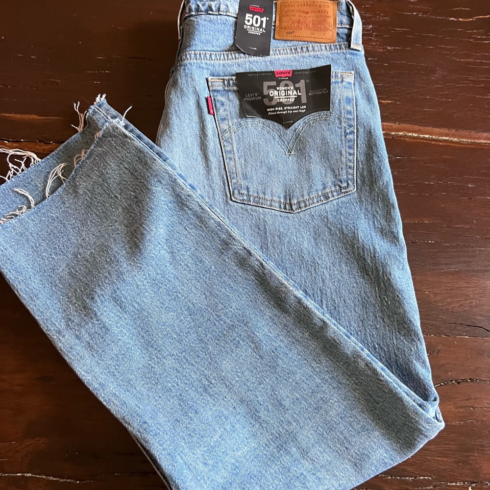Women's Levi's 501 crop new with tags